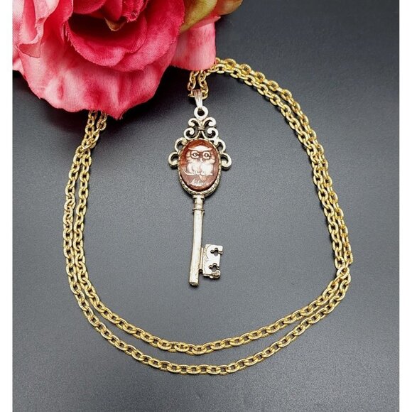 Vintage 24” Textured Gold Tone Chain with Key Pendant Ceramic Owl Cameo - Picture 1 of 7